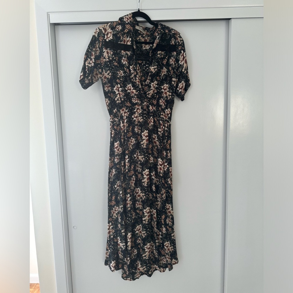 Feminine and flirty midi dress with deep v neck and floral print.